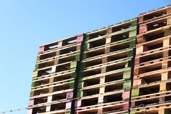 Opgestapelde Houten Pallets Bij Een Palletmagazijn — Stockfoto