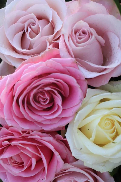 花の結婚式の配置でピンク 白の結婚式のバラ — ストック写真