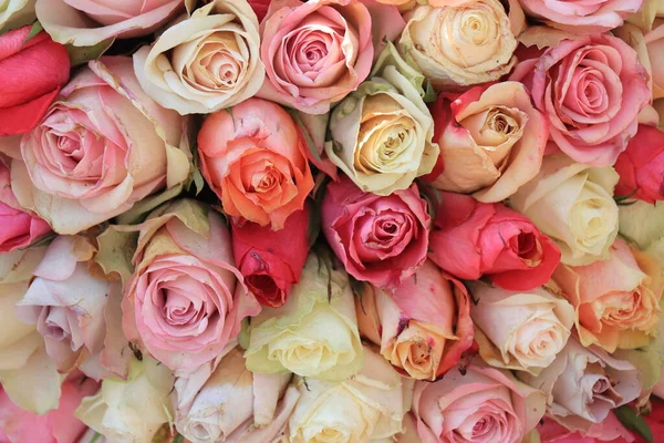 Svatební Květinové Aranžmá Růžemi Mnoha Pastelových Barvách — Stock fotografie