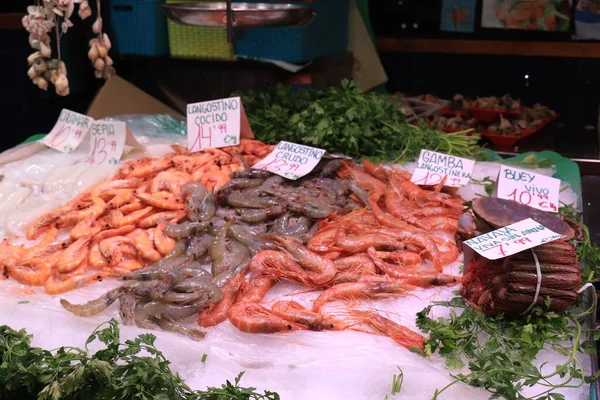 バルセロナ スペイン 2019年9月30日 Boqueria Marketの魚介類の選択 タグのテキスト スペイン語の製品説明 ユーロでの価格 — ストック写真