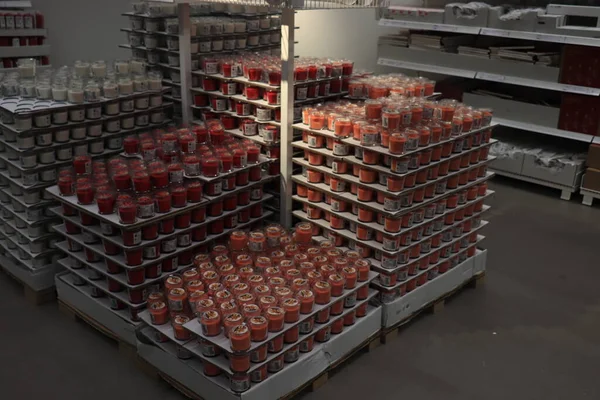 Haarlem, Hollanda - 9 Ekim 2021: Ikea mağaza galerisi, cam kavanozlarda kokulu mumlar