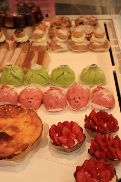 Bir Dükkan Vitrininde Çeşitli Şekerlemeler Turta Badem Ezmesi Kaplı Pasta — Stok fotoğraf