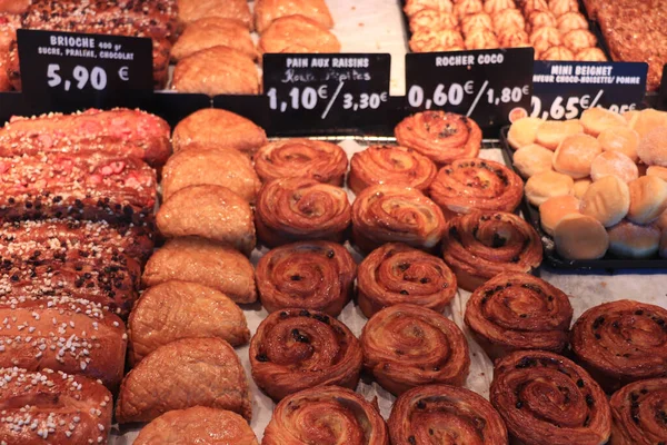 Tipikus Francia Kenyér Egy Nagy Pékségben Különböző Fajta Csokoládé Mazsola — Stock Fotó