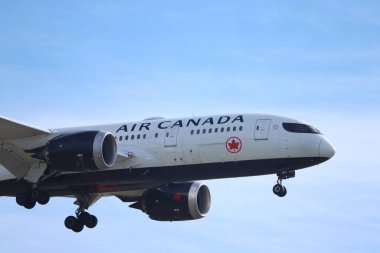 Amsterdam, Hollanda - 18 Nisan 2022: C-GHPQ Air Canada Boeing 787-8 Dreamliner, Hollanda 'nın Schiphol Amsterdam Havalimanı' ndaki Polderbaan pistine son yaklaşma