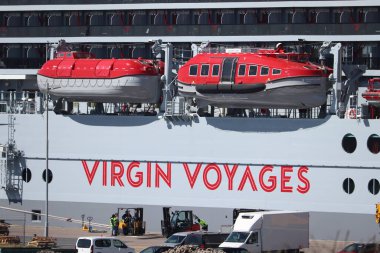 IJmuiden, Hollanda - 20 Nisan 2022: Valiant Lady yolcu gemisi, şirket adı Virgin Voyages olan gövdenin ayrıntıları