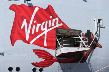 IJmuiden, Hollanda - 20 Nisan 2022: Valiant Lady yolcu gemisi, Virgin Voyages tarafından işletiliyor. Pruvanın ayrıntıları logo ve çizgi filmle birlikte.