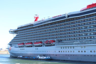 IJmuiden, Hollanda - 20 Nisan 2022: Valiant Lady yolcu gemisi, Virgin Voyages tarafından işletiliyor, gemi yapımcısı Fincantieri. Valiant Lady ilk seferini 18 Mart 2022 'de gerçekleştirdi..