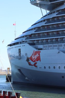 IJmuiden, Hollanda - 20 Nisan 2022: Valiant Lady yolcu gemisi, Virgin Voyages tarafından işletiliyor. Adı, şirket logosu ve çizgi film karakteri.