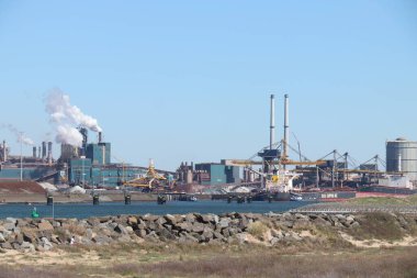 IJmuiden, Hollanda - 20 Nisan 2022: Tata Çelik endüstrisi, eski adıyla Corus ve Hoogovens