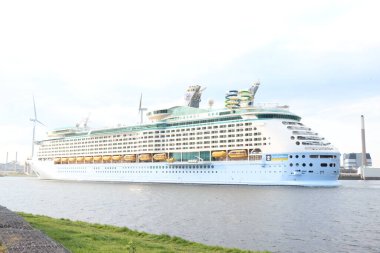 IJmuiden, Hollanda - 22 Nisan 2022: Denizlerin Voyager 'ı, Royal Caribbean International tarafından işletiliyor. Kuzey Denizi kanalını geçerek Zeesluis IJmuiden 'a doğru