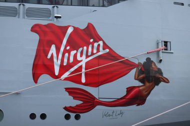 IJmuiden, Hollanda - 22 Nisan 2022: Valiant Lady yolcu gemisi, Virgin Voyages tarafından işletiliyor. Pruvanın ayrıntıları logo ve çizgi filmle birlikte.