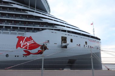 IJmuiden, Hollanda - 22 Nisan 2022: Valiant Lady yolcu gemisi, Virgin Voyages tarafından işletiliyor. Pruvanın ayrıntıları logo ve çizgi filmle birlikte.
