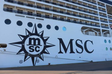 IJmuiden, Hollanda - 4 Mart 2022: MSC Magnifica Felison Cruise terminal IJmuiden, şirket logosu. MSC logolu pusula