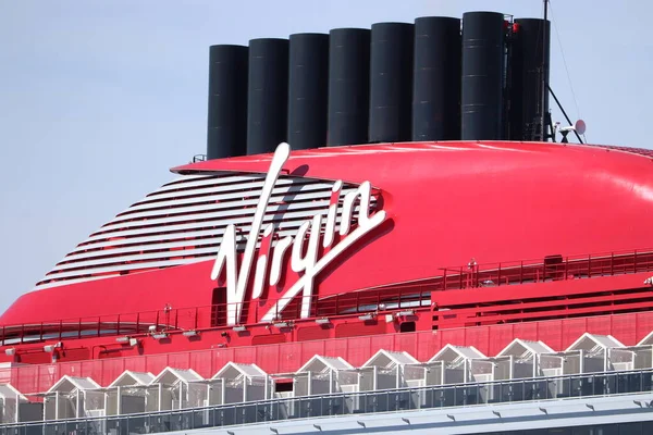 IJmuiden, Hollanda - 20 Nisan 2022: Valiant Lady yolcu gemisi, Virgin Voyages tarafından işletiliyor, gemi yapımcısı Fincantieri. Virgin Şirketi logosuna sahip kırmızı huninin ayrıntıları