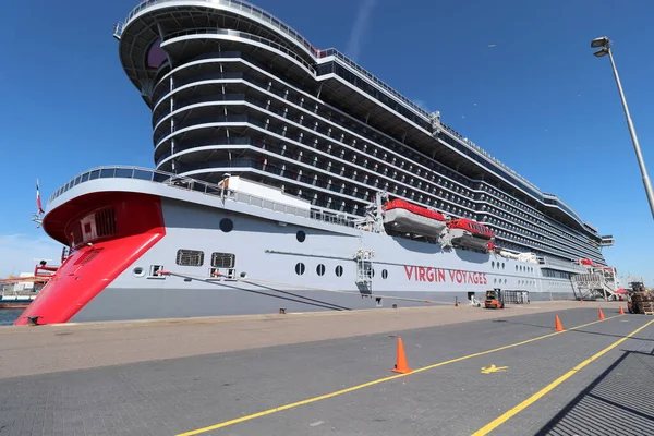 IJmuiden, Hollanda - 20 Nisan 2022: Valiant Lady yolcu gemisi, Virgin Voyages tarafından işletiliyor, gemi yapımcısı Fincantieri. Valiant Lady ilk seferini 18 Mart 2022 'de gerçekleştirdi..