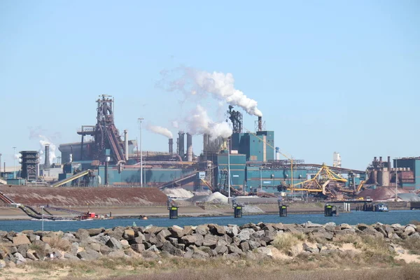 IJmuiden, Hollanda - 20 Nisan 2022: Tata Çelik endüstrisi, eski adıyla Corus ve Hoogovens