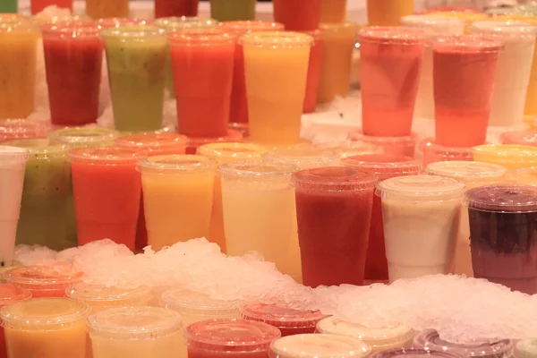 Vers Gemaakte Fruitige Smoothies Ijs Een Markt Barcelona — Stockfoto