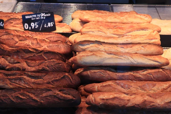 Típico Pan Francés Una Gran Panadería Baguettes Franceses Tradicionales Etiquetas — Foto de Stock