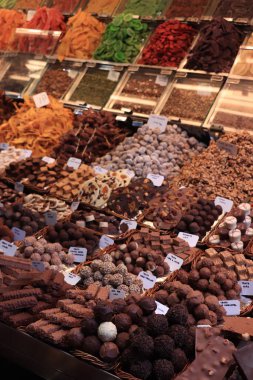 Barselona, İspanya 'da bir markette çikolatalı pralinler