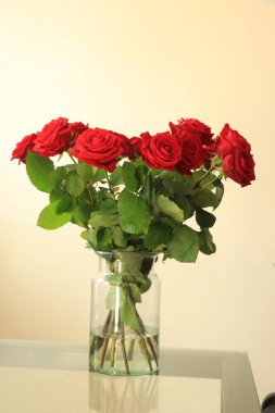 Cam vazoda kırmızı bir sevgililer günü buketi