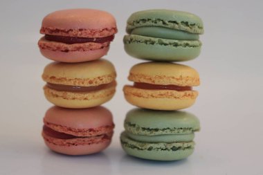 Sarı, pembe ve yeşil makarna, mango, çilek ve şam fıstığı aromalı