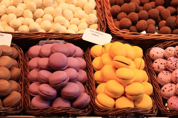 Purple Yellow Macarons Display Market Barcelona — стоковое фото