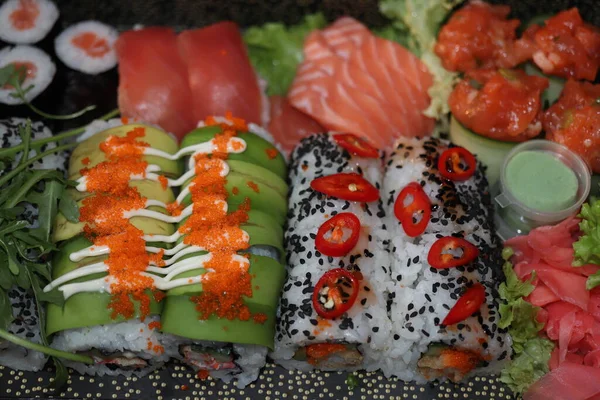 Servering Japansk Sushi Olika Sorters Serveringsplatta — Stockfoto