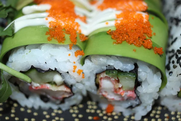Podáváme Japonské Sushi Různé Druhy Servírovacím Talíři — Stock fotografie