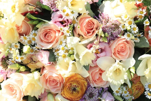 パステルカラーの様々な春の花と混合花束 — ストック写真