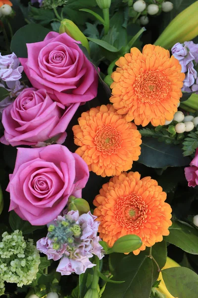 Ροζ Και Πορτοκαλί Λουλούδι Μικτή Σύνθεση Τριαντάφυλλα Και Ζέρμπερες — Φωτογραφία Αρχείου