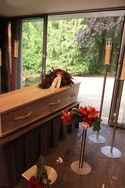 在停尸房里安排鲜花的棺材 — 图库照片