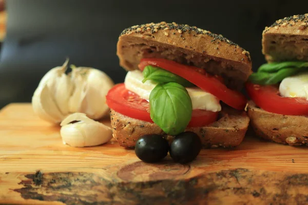 Taze Domatesli Talyan Caprese Sandviçleri Mozzarella Peyniri Basi — Stok fotoğraf