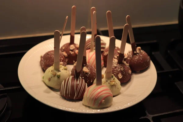 Шоколадні Льодові Палички Різних Кольорів Горіхами Кольоровими Смужками — стокове фото