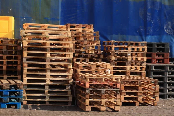 yığılmış ahşap palet, palet depolama