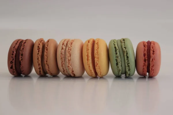 Macarons Différentes Couleurs Saveurs Dans Une Rangée — Photo