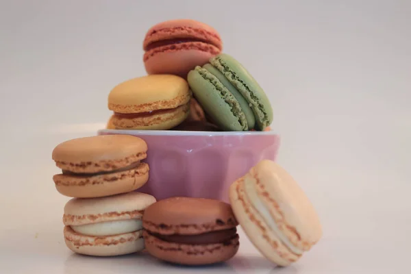 Macarons Diferentes Cores Sabores Uma Tigela Rosa — Fotografia de Stock