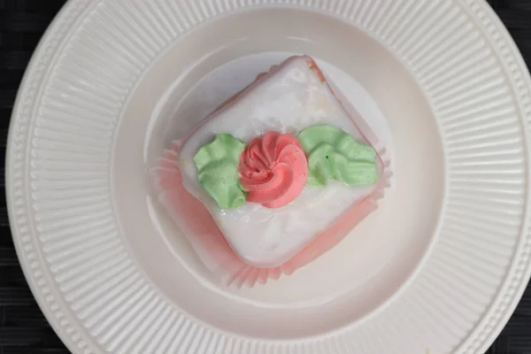 ピンクと緑のバタークリームの装飾と新鮮なピンクのMarzipan菓子 — ストック写真