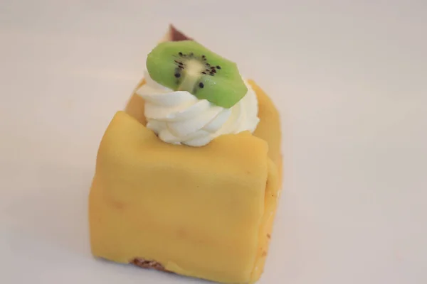 Fresh Yellow Marzipan Confectionery Cream Slice Kiwi — Stock fotografie
