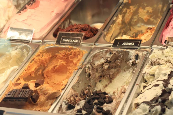お店に展示されているアイスクリームの異なる味 タグのテキスト オランダ語の味 — ストック写真