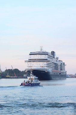 IJmuiden, Hollanda - 1 Mayıs 2022: MS Rotterdam Hollanda Amerika Hattı 'nın işletmecisi ve sahibi, Fincantieri, İtalya