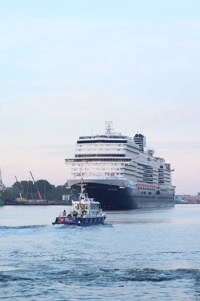 IJmuiden, Hollanda - 1 Mayıs 2022: MS Rotterdam Hollanda Amerika Hattı 'nın işletmecisi ve sahibi, Fincantieri, İtalya