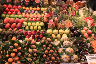 Barselona, İspanya - 30 Eylül 2019: La Boqueria Market 'te renkli meyve. Piyasada farklı türde tropikal meyveler