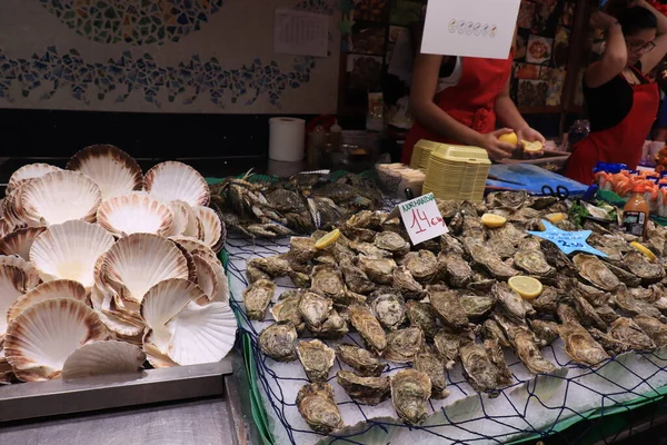 Barcelona Espanha Setembro 2019 Seleção Ostras Mercado Boqueria Texto Sobre — Fotografia de Stock