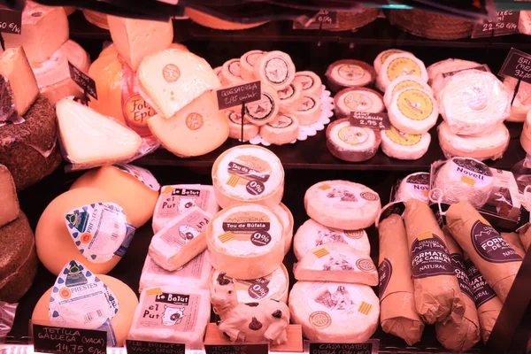 バルセロナ スペイン 2019年9月30日 ボケリア市場でのチーズの多様性 タグのテキスト スペイン語の製品説明 ユーロでの価格 — ストック写真