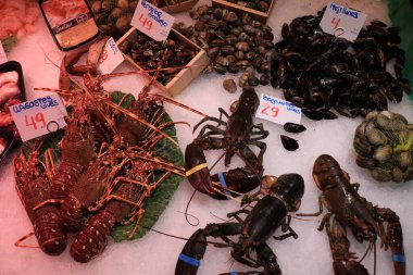 Barselona, İspanya - 30 Eylül 2019: La Boqueria Market 'te deniz ürünleri seçimi. Etiketler üzerine metin: ürün tanımı İspanyolca, fiyatlar avro