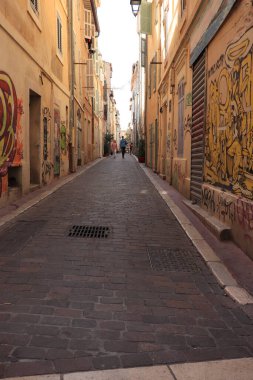 Marsilya, Fransa - 25 Eylül 2019: Marsilya Quartier du Panier caddesi. Sanatsal ve renkli graffiti