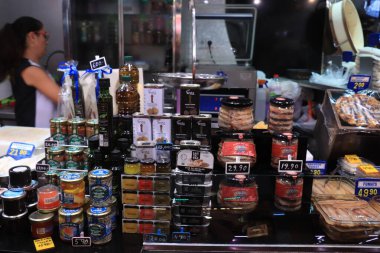Barselona, İspanya - 30 Eylül 2019: La Boqueria Market 'te bakkal. Kavanoz ve şişelerdeki uluslararası ürünlerin geniş seçimi.