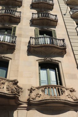 Barselona, İspanya - 29 Eylül 2019: Passeig de Gracia 'daki cepheler, Katalan modernizminin Barselona' daki ana caddesi, Jugendstil 'in İspanyol versiyonu, 1895-1910 yılları arasında