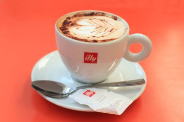 Barselona, İspanya - 29 Eylül 2019: Illy Cappuccino markalı bir kahve fincanında Illy şeker ve kalp çizimi sütlü sütlü latte sanatı olarak çizildi 