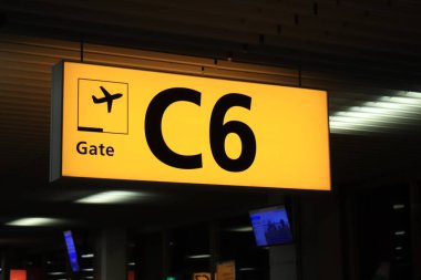 Amsterdam, Hollanda - 24 Eylül 2019: Amsterdam Uluslararası Havalimanı Schiphol Havaalanı 'na çıkış mektupları içeren sarı tabela